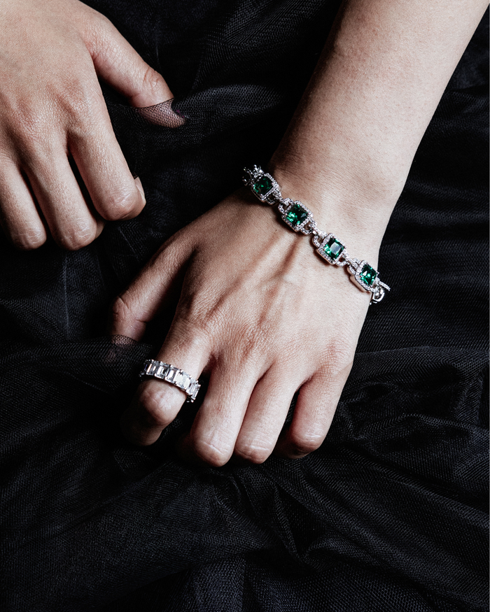 DARKAI Tenni Emerald Ring Model Picture