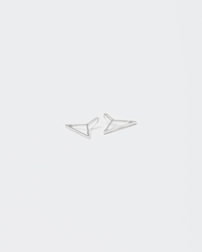 hanger shaped earrings with 18kt white gold coating, silver 925 pin and engraved logo.