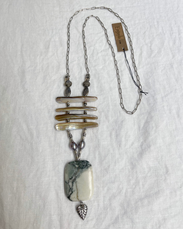 Bohemian necklace: silver chain, four horizontal shell bars, freshwater pearls, green marbled stone pendant, crystal