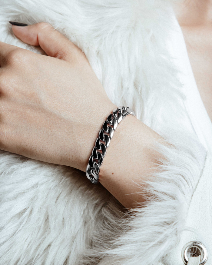 DARKAI White Cuban Bracelet Female Model Picture